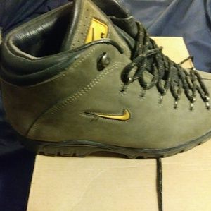 Nike Air Ladies Gimli Leather Shoes